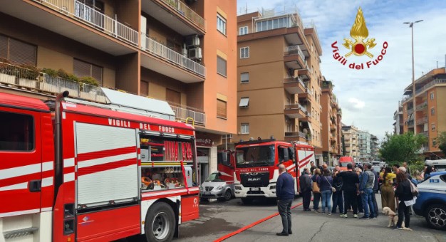 Incendio in un appartamento, salvate due persone