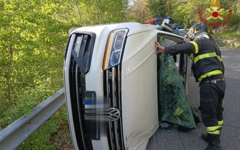 Incidente stradale, feriti mamma e due bambini