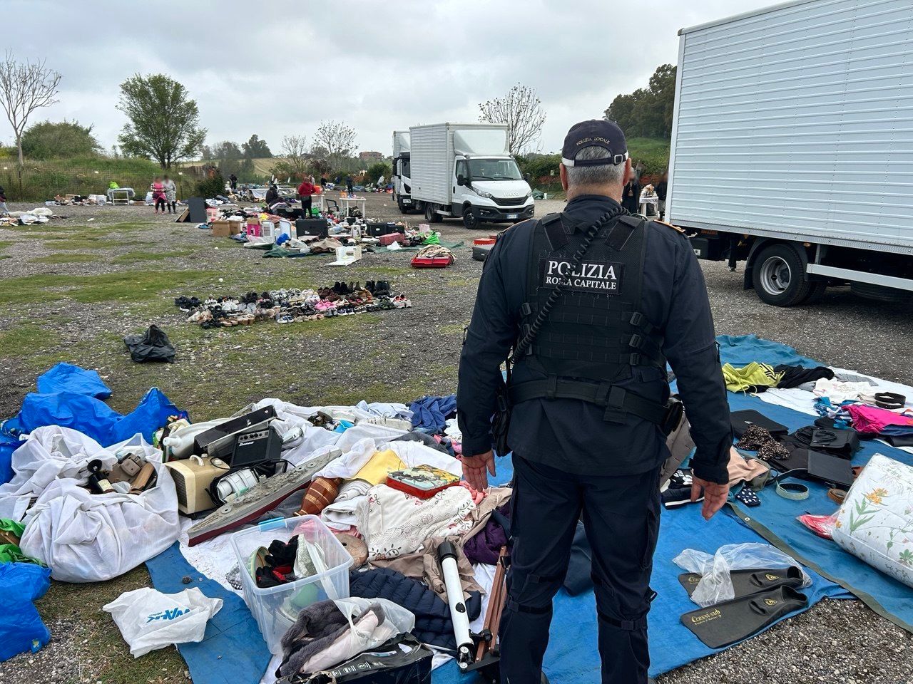 Smantellato un maxi mercato abusivo in via Portuense