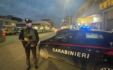 Minaccia e maltratta madre e fratello, arrestato