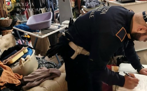 Neonato di 15 giorni salvato tra rifiuti e 5 kg di droga