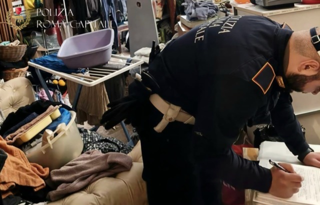 Neonato di 15 giorni salvato tra rifiuti e 5 kg di droga