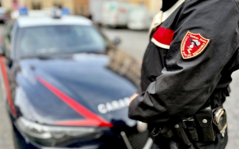 Aggredisce la ex davanti alla figlia, arrestato 42enne