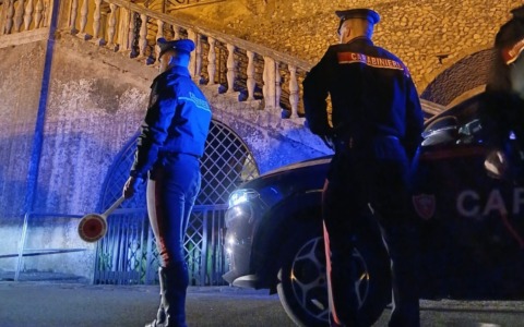 Fermato al bivio con la droga in auto, arrestato un 23enne