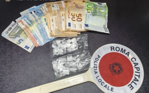 Incidente a Monteverde, trovato con droga e contanti
