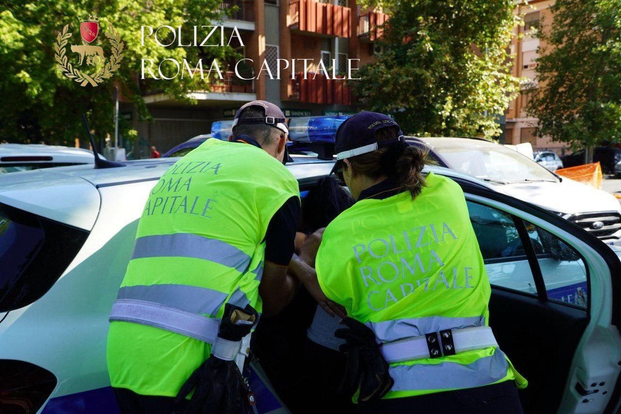 Parcheggiatore abusivo violento arrestato dalla Polizia Locale