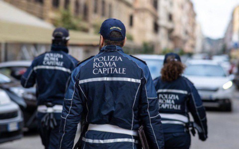 Commercio abusivo a Pasqua, sequestrati 15.000 articoli dalla Polizia Locale