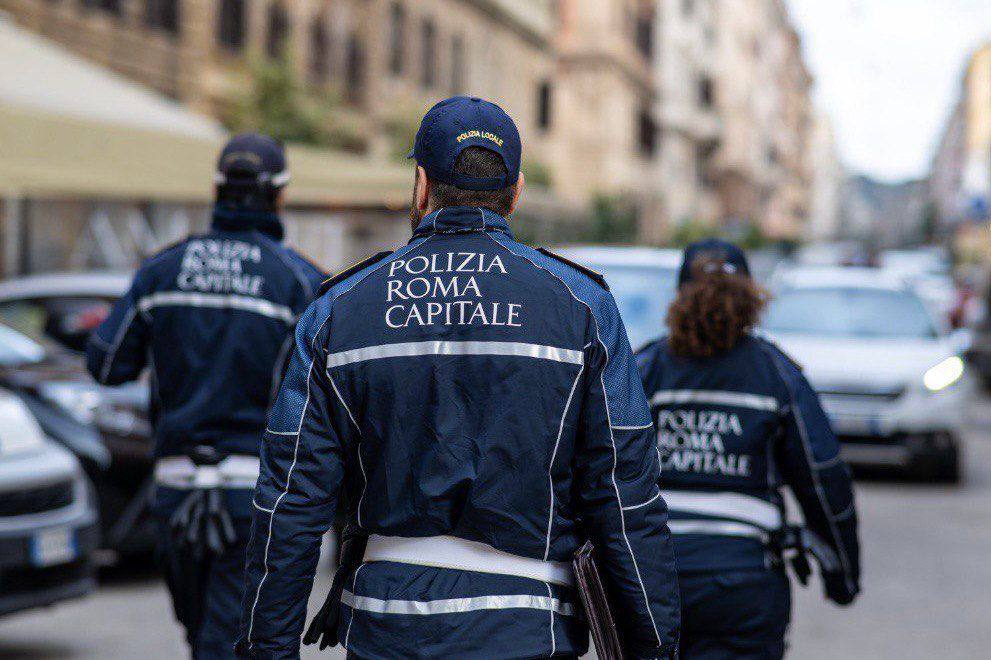 Commercio abusivo a Pasqua, sequestrati 15.000 articoli dalla Polizia Locale