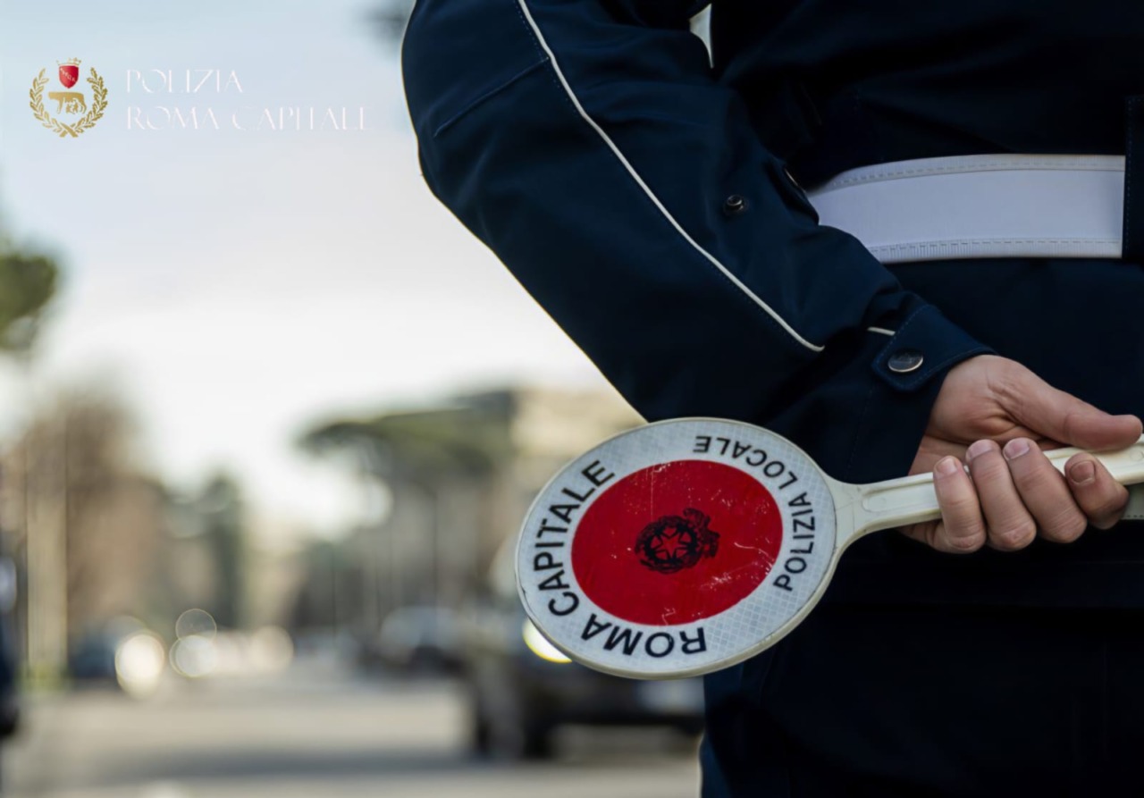 Ruba in un negozio e tenta la fuga: 31enne arrestato dalla Polizia Locale