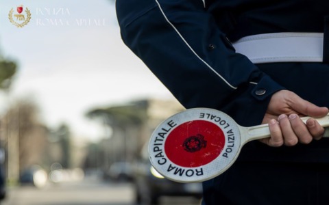Ruba in un negozio e tenta la fuga: 31enne arrestato dalla Polizia Locale