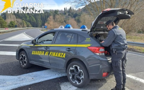 Caro carburanti, blitz della Finanza: multati tre distributori per prezzi non trasparenti