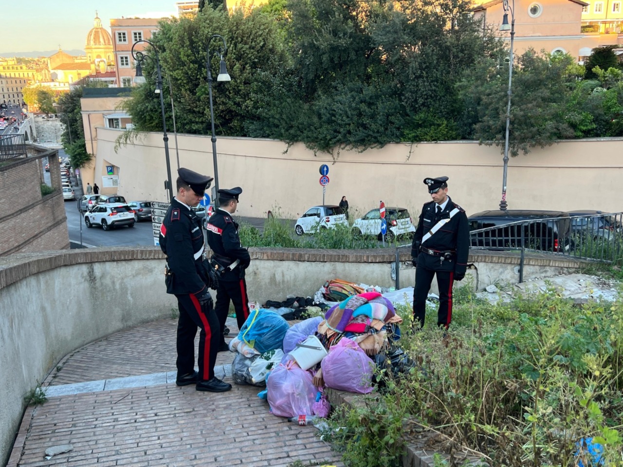 Operazione decoro alla rampa del Sangallo, Carabinieri e Ama bonificano l’area