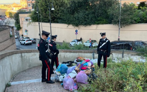 Operazione decoro alla rampa del Sangallo, Carabinieri e Ama bonificano l’area