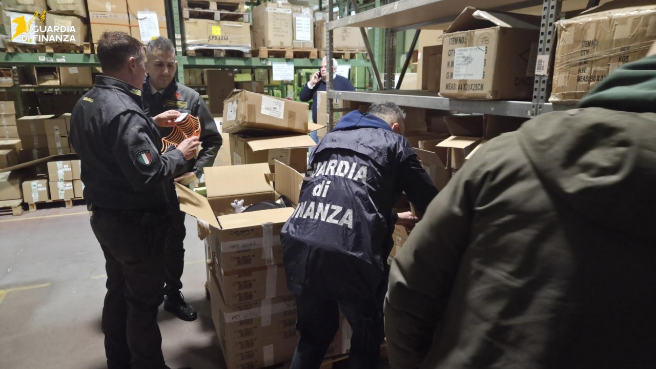 Sequestrati 115 milioni “made in China”, destinati nei negozi  e mercati della Capitale