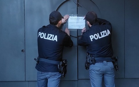 Via di fuga ostruite, il triplo dei clienti consentiti e planimetria difforme: sequestrato locale “in” al Colosseo