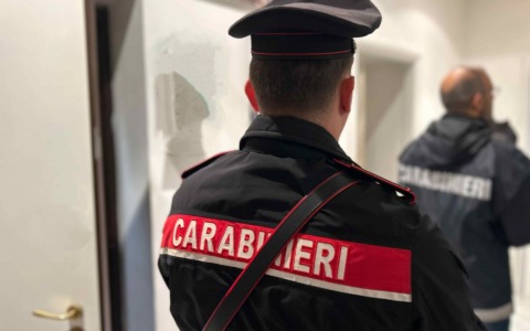 Il business dei “finti nipoti”: 5 arresti per estorsione e sciacallaggio sugli anziani