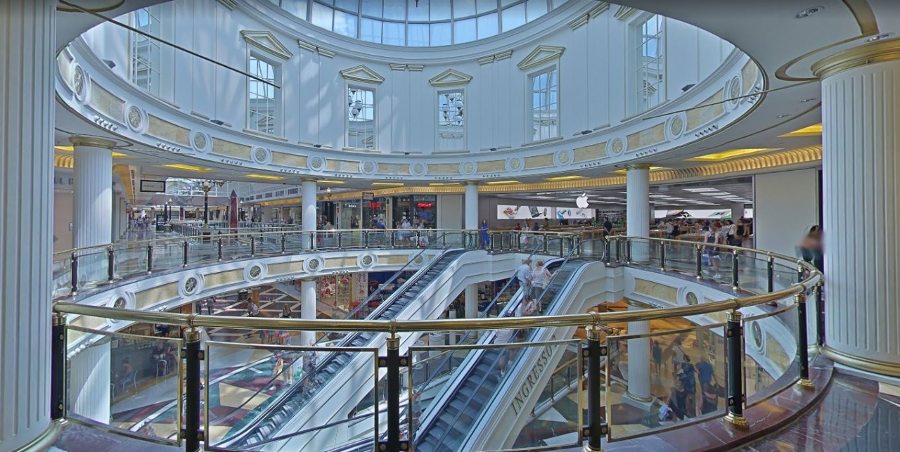 Rapina nella gioielleria del centro commerciale con picconi e fumogeni