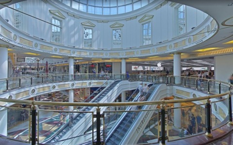 Rapina nella gioielleria del centro commerciale con picconi e fumogeni