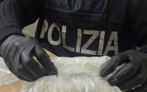 Spaccio “in corsa” e vedette per la fuga, 5 arresti lampo