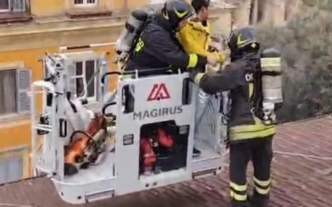 Incendio in un attico, salvati sul tetto con l’autoscala dei vigili del fuoco