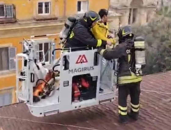Incendio in un attico, salvati sul tetto con l’autoscala dei vigili del fuoco