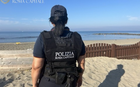Operazione decoro sulla spiaggia del lungomare Toscanelli a Ostia