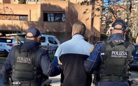 Aggredisce due minorenni e ruba un cellulare, arrestato