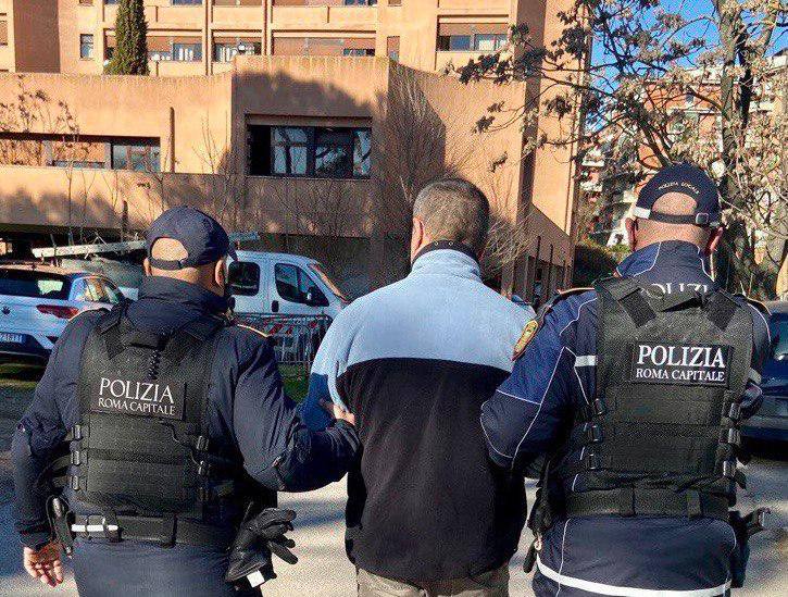 Aggredisce due minorenni e ruba un cellulare, arrestato