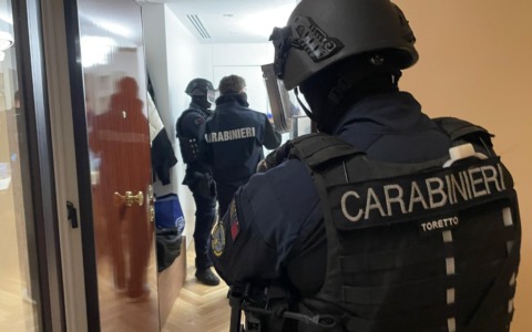 Sventata una faida tra clan, blitz dei Carabinieri. I vertici del gruppo criminale vicini ai Senese. IL VIDEO