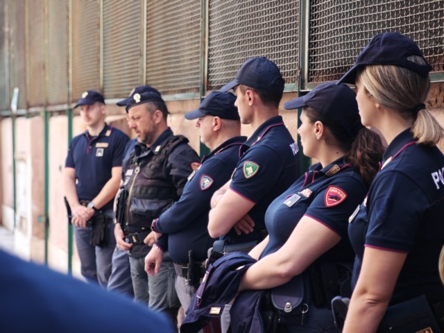 Spaccio di droga e alimenti scaduti, due arresti e sequestri