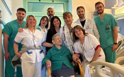 Miracolo a 102 anni: operata al femore, torna in piedi dopo due giorni