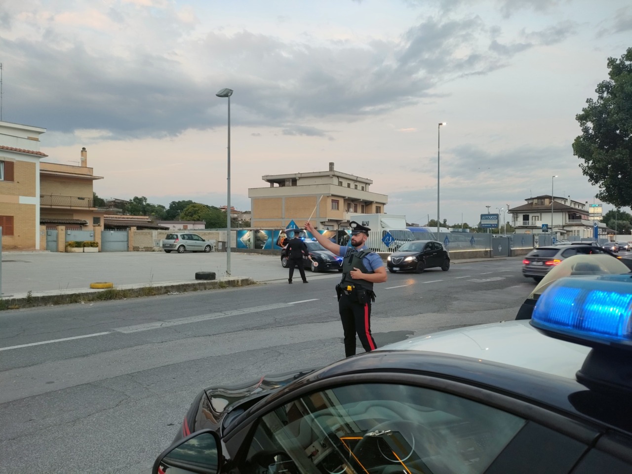 Tenta furto in un negozio e aggredisce un dipendente, arrestato un 47enne