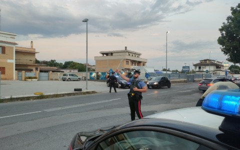 Tenta furto in un negozio e aggredisce un dipendente, arrestato un 47enne