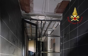 Atto intimidatorio nella notte. Ordigno esplode davanti al portone di un condominio