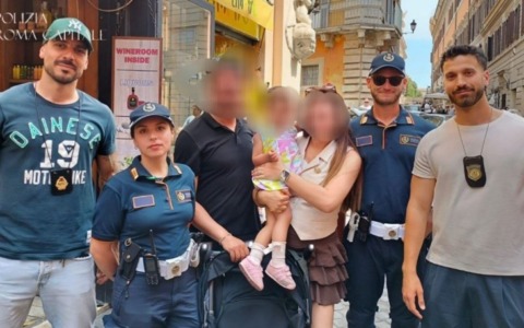Bimba si perde tra la folla, recuperata e riaffidata ai genitori dalla Polizia Locale