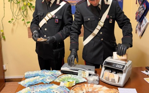 Centro di stoccaggio della droga in un appartamento, due arrestati
