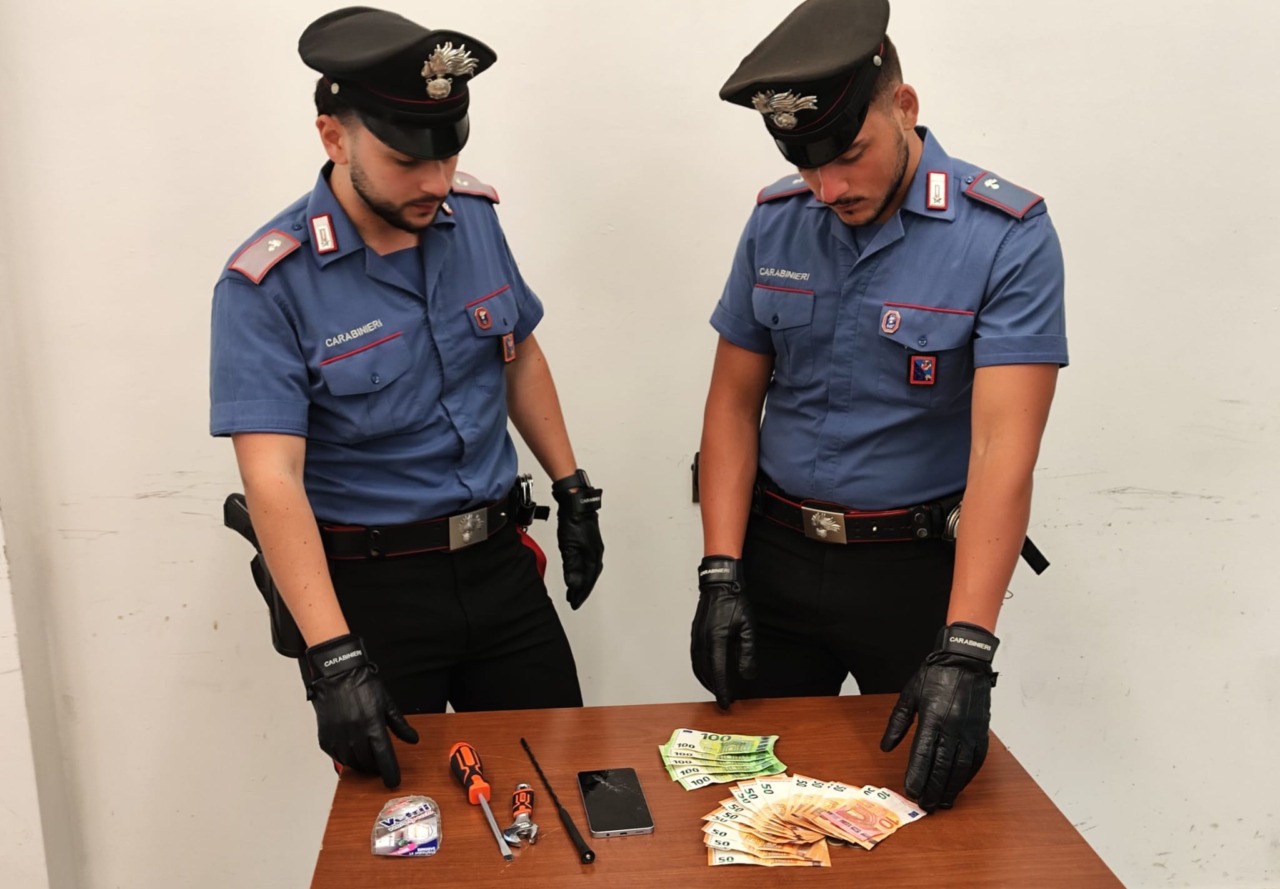 Sorpresa in casa dai proprietari insieme a due complici, 21enne arrestata