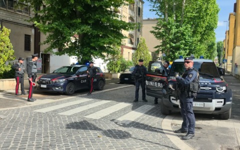 Controlli al Quarticciolo, trovata una pistola carica sotto il materasso di un bambino