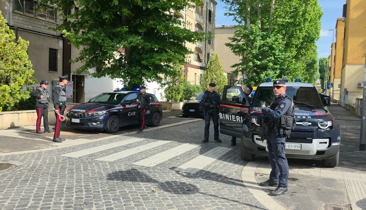 Controlli al Quarticciolo, trovata una pistola carica sotto il materasso di un bambino