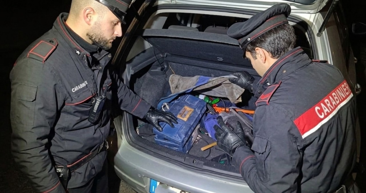 Casal Morena, armati di arnesi da scasso davanti alla posta: tre denunce