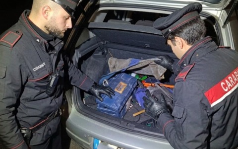 Casal Morena, armati di arnesi da scasso davanti alla posta: tre denunce