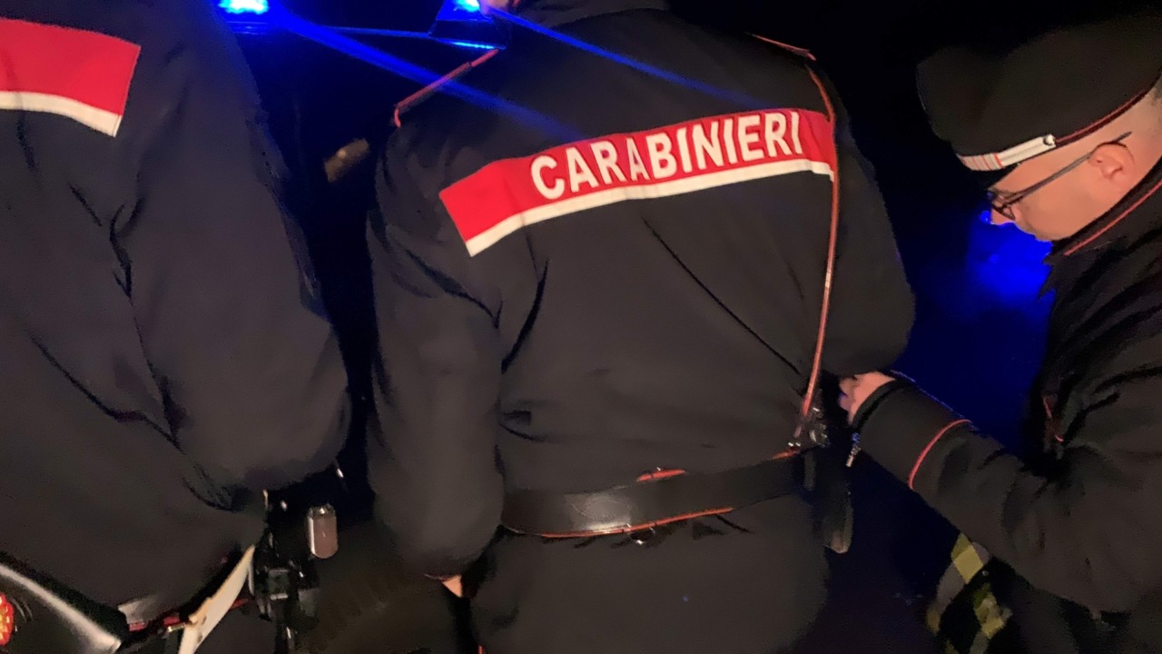 Ladro sfortunato ruba il cellulare davanti a tre carabinieri