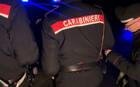 Ladro sfortunato ruba il cellulare davanti a tre carabinieri