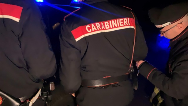 Picchia e tenta di strangolare la compagna, arrestato