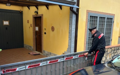 Cerca di strangolare e accoltellare la compagna, arrestato un uomo di 72 anni