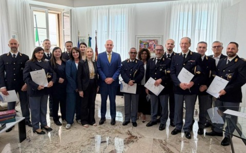 Impegno e dedizione nell’attività professionale, il questore consegna 13 premi in denaro