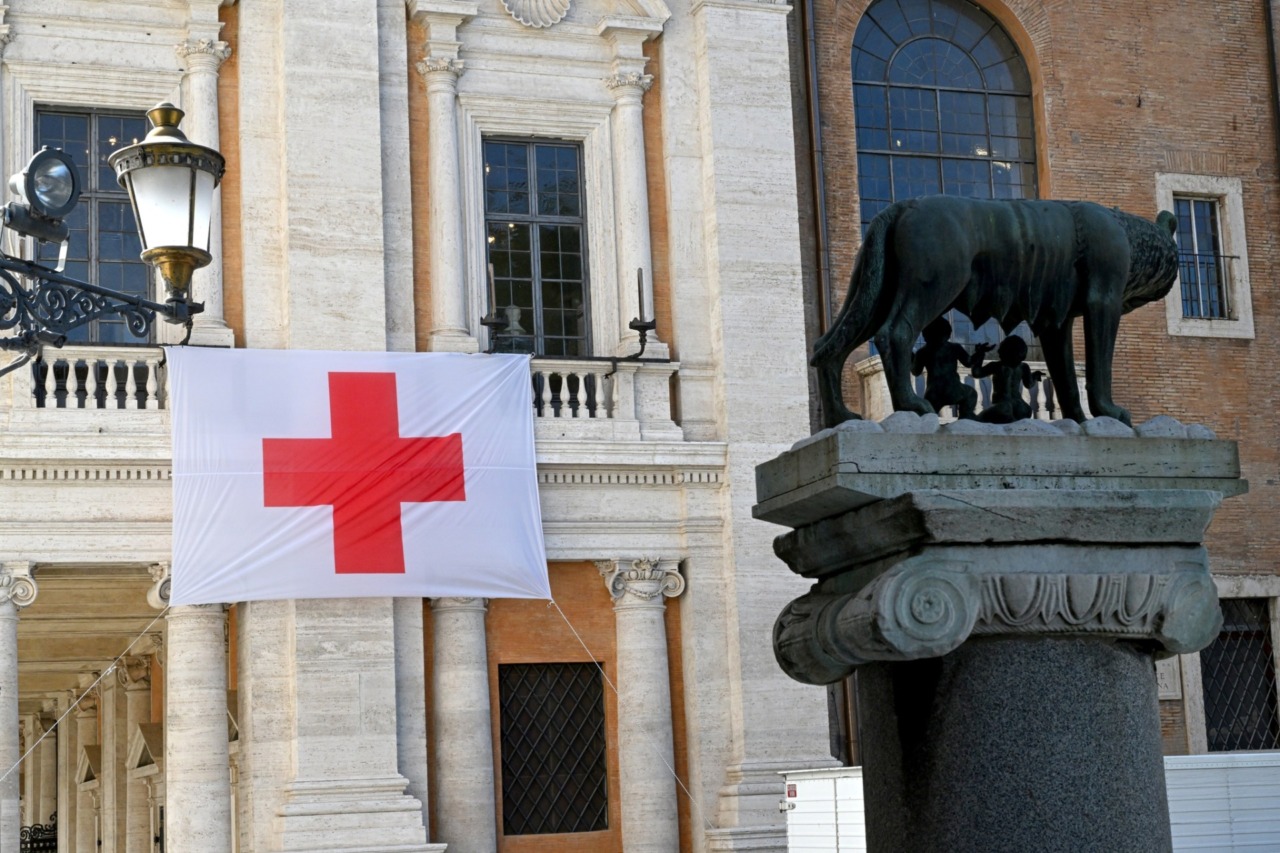 Croce Rossa, bandiera esposta in Campidoglio per la giornata mondiale