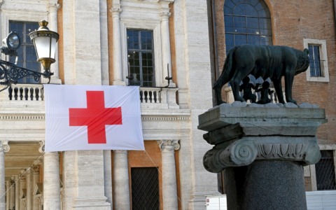Croce Rossa, bandiera esposta in Campidoglio per la giornata mondiale