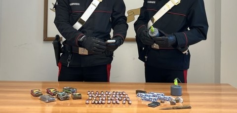 Base di spaccio in un appartamento, due arresti