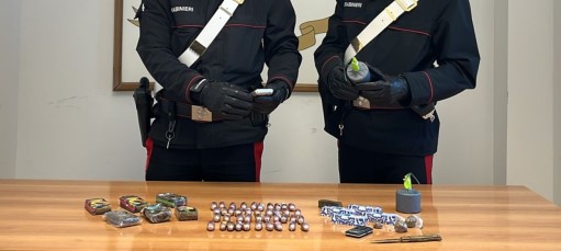 Base di spaccio in un appartamento, due arresti